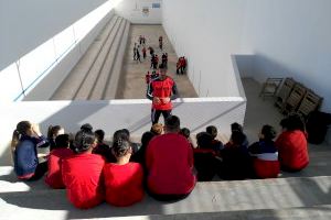 Una exhibición de pilota conciencia al alumnado de Alfara del Patriarca de la importancia de mantener limpio el municipio