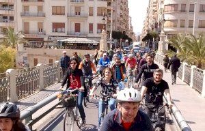 La Bici Crítica Elx celebra con una marcha multitudinaria su 10.º aniversario