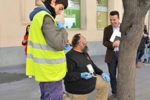 El Ayuntamiento de Elda inicia un nuevo tratamiento biológico para combatir la plaga que afecta al árbol del amor