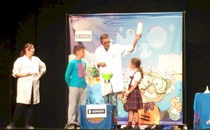 El alumnado de los colegios de Santa Pola disfruta de la obra teatral “La Gota Viajera” para conmemorar el día del agua