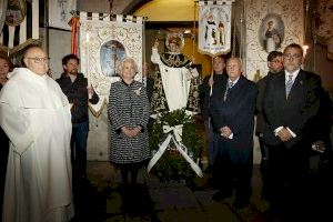 Cofradías y asociaciones vicentinas desfilan con sus estandartes y 69 antorchas, una por cada año de vida de San Vicente Ferrer