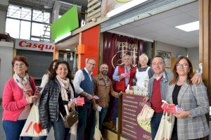 Candidatos del PSPV-PSOE informan en los mercados de Burriana y Almassora de la presencia de Pedro Sánchez el viernes en Castelló