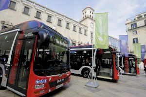 Los cinco primeros autobuses híbridos-eléctricos de Alicante se incorporan a la flota y rotarán por las líneas