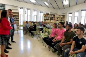 El alcalde de Elche participa en la entrega de títulos Europass a alumnos del IES Monserrat Roig