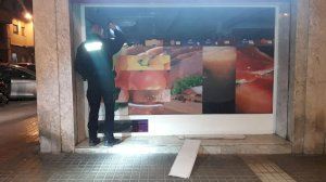 La llamada de un vecino permite  a la Policía Local sorprender a dos  presuntos ladrones de una frutería en Elche