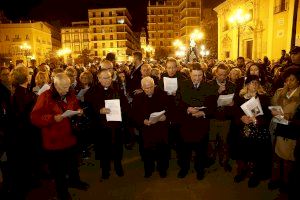 Cientos de personas participan en el Vía Crucis diocesano por las calles del centro histórico de Valencia