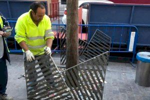 Limpieza de un centenar de alcorques en la Rambla con motivo de la Semana Santa