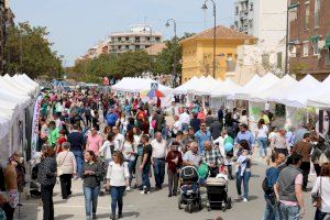 Miles de personas acuden a la cita con el comercio local de Quart de Poblet en la pasarela y la Feria 2019