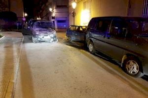 Detienen a dos conductores sin carnet tras estrellarse contra varios coches aparcados en Elda