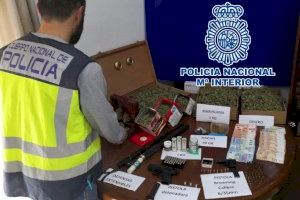 La Policía Nacional detiene a cuatro personas en Denia acusadas de un delito contra la salud pública y tenencia ilícita de armas