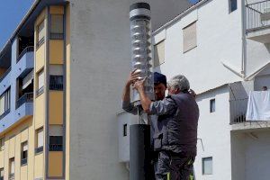 Los Servicios Técnicos instalan leds en las luminarias de la plaza de España y el paseo Vicent Berenguer Llopis