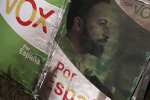 VOX: "La ‘kale borroka’ quema, arranca y corta los carteles electorales de VOX en Burriana"