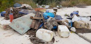 Abandonan 7 vertidos ilegales en el último mes en el Paisaje Protegido de la Desembocadura del Mijares