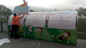 Deportes instala vinilos en los banquillos de fútbol para concienciar a los usuarios de la Ciudad Deportiva - (foto 2) Deportes instala vinilos en los banquillos de fútbol para concienciar a los usuarios de la Ciudad Deportiva - (foto 2)
