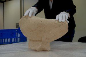 El Alcalde y el Presidente de La Viña visitan la escultura íbera descubierta en unas excavaciones de la Cooperativa de La Font de la Figuera - (foto 4)