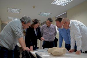 El Alcalde y el Presidente de La Viña visitan la escultura íbera descubierta en unas excavaciones de la Cooperativa de La Font de la Figuera - (foto 6)