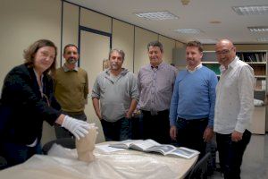 El Alcalde y el Presidente de La Viña visitan la escultura íbera descubierta en unas excavaciones de la Cooperativa de La Font de la Figuera - (foto 7)