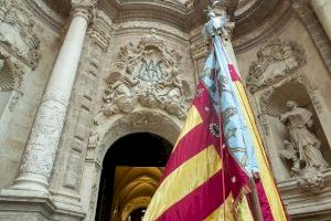 El Centenar de la Ploma y el Colegio de Arte Mayor de la Seda recuperan la procesión histórica con la Real Senyera después de más de 300 años