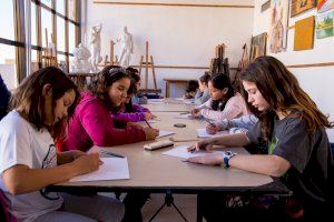 Niños y niñas de Mislata expresan sus emociones a través de la pintura