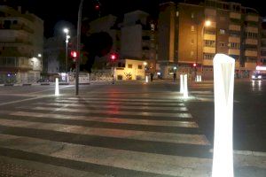 Movilidad refuerza la seguridad vial y peatonal de El Cruce con nuevos bolardos luminosos