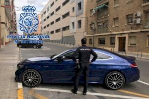 La Policía Nacional detiene a tres personas tras firmar un préstamo fraudulento para financiar un coche de alta gama