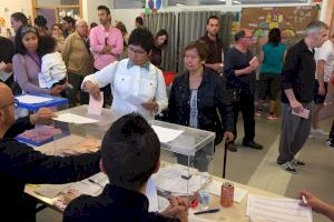 Irene Gómez Santos, candidata a les Corts de Unides Podem per Castelló, anima a la participació en el col·legi electoral