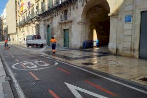 El Ayuntamiento inicia a la hora de salir la Peregrina el dispositivo de limpieza en las plazas de la Concatedral y el Ayuntamiento