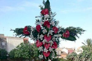 La Cofradía de la Santísima Cruz de Almussafes organiza la bendición del término y la fiesta de las cruces de mayo