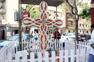 Las “cruces de mayo” adornan las calles de Valencia