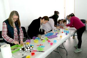 El mercat de Paiporta acull un taller infantil d'elaboració de sabó artesanal dins de les activitats per a dinamitzar-lo