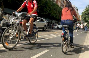 Ferida una dona després de xocar amb el seu patinet contra una bicicleta al carrer Colón