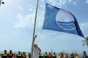 La platja de Tabarca recupera la Bandera Blava després de més d'una dècada reivindicant la seua excel·lència