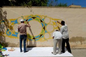 Artistas venidos desde Pakistán dibujan un mural en València