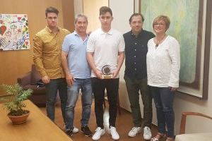 El concejal de Deportes, Jesús Pareja, recibe al tenista de mesa Raúl Moreno