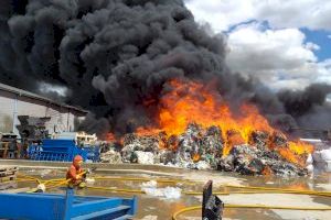 Arde una fabrica de reciclaje en la Pobla Llarga