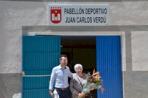 El Pabellón de Madera inaugura su nuevo nombre en honor al fundador del CD Papas la Muñeca, Juan Carlos Verdú