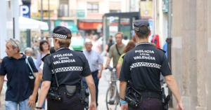 La Policia deté a un home després de retindre i espentar presumptament a la seua exparella