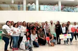 “Lanzamiento de besos” y Dani Miquel en el Día Internacional del Niño Hospitalizado en La Fe