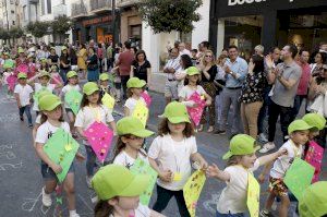 Milers de persones gaudeixen de l'inici de “Ontinyent al carrer” baix un cel de més de 1.000 catxirulos