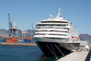 PortCastelló se prepara para recibir al crucero de lujo Crystal Esprit en el muelle de Levante