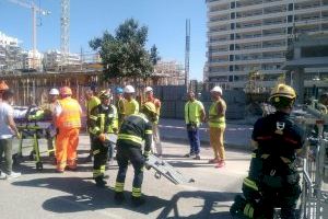 Los bomberos del SPEIS evacúan a un trabajador que resulta herido en una obra de construcción