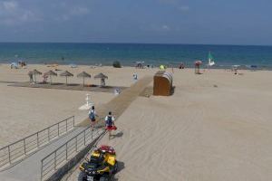 Todo a punto para el inicio de la  temporada de baño en las playas de Oliva