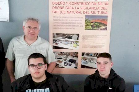 Los estudiantes del IES Riu Túria llevan a la Feria Aérea el drone que han creado este curso