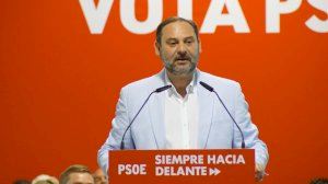 Ábalos apoya la candidatura de Carlos González en un mitin en Elche