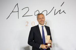 Joaquín Camps presenta en la Casa Bardín el último Premio Azorín de Novela, La silueta del olvido