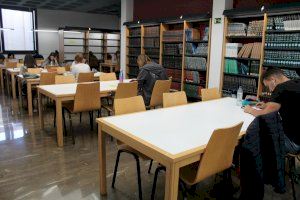 La sala d’estudi de la biblioteca de Nules s’ompli en període d’exàmens