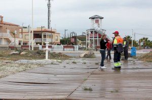 Almassora posa a punt la platja per a la temporada estival