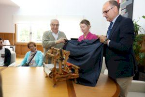 Un teler manual en miniatura representa des de hui a Benilloba en la Universitat d'Alacant