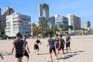 La Selección Española Sub'19 de Fútbol se ejercita en la playa Poniente de Benidorm