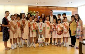 Toni Pérez recibe en alcaldía a una delegación del Colegio Creative Primary School de Hong Kong